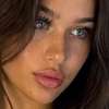 Mia Thorne الصورة الرمزية للذكاء الاصطناعي