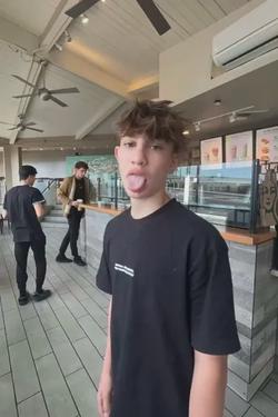 Flipped Chat AI – Csevegés Nidal Wonder 