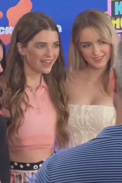 Flipped Chat AI – Chat dengan Reagan and McKenna 