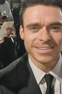 Flipped Chat AI – Chatten mit  Richard madden