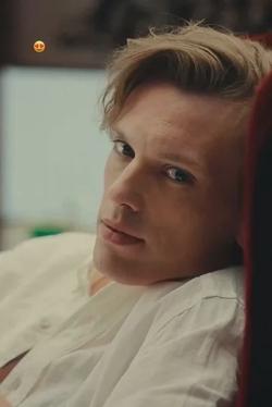 Flipped chat ai - makipag -chat sa Jamie Campbell Bower
