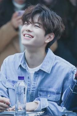 फ़्लिप्ड चैट AI – Seungmin के साथ चैट करें