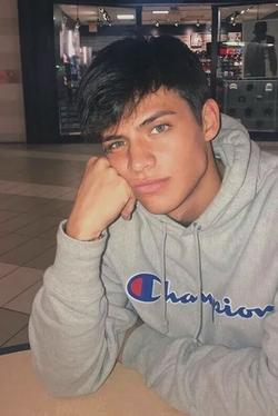 Flipped Chat AI – Chatten mit Liam Carter 