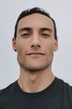 Flipped Chat AI – kalbėkite su Edward Green