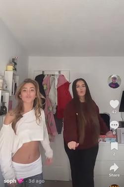 Flipped Chat AI – Chatta con Emily and Soph 