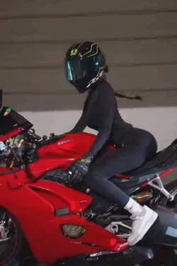 FlippedチャットAI – Tania Elizabeth とチャット