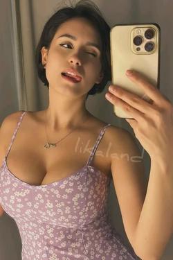 Flipped Chat AI – Chatear con Sabrina- Best Friends Older Si