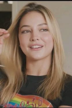 Flipped Chat AI – แชทกับ Madelyn cline 