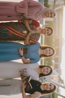 Flipped Chat AI – razgovarajte s Amina, Priya, Sarah, Yael, Zoe