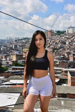 Flipped Chat AI – Чат с Bruna Marquês 