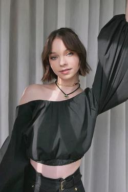 FlippedチャットAI – Emma Mayersとチャット