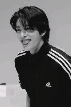 Flipped Chat AI – Chatta med 제이크--Jake-BL