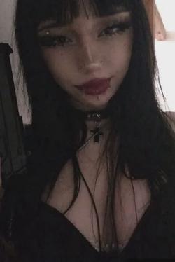 Flipped Chat AI – Chatten mit Zara - Goth best friend