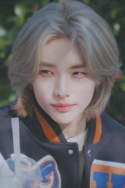 Flipped Chat AI – kalbėkite su Hwang Hyunjin 