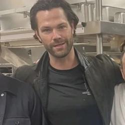 Flipped Chat AI – Chat dengan Jared Padalecki 