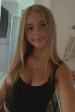 Flipped Chat AI – Bate-papo com Hollie-step daughter 