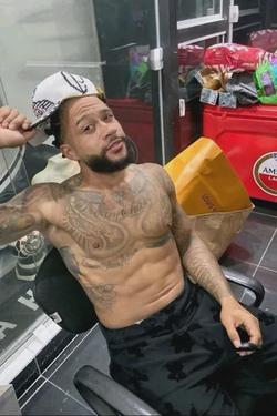 Flipped Chat AI – Чат с Memphis Depay