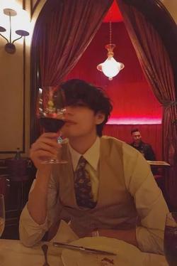Flipped Chat AI – Discuter avec Kim taehyung//lost businessmen