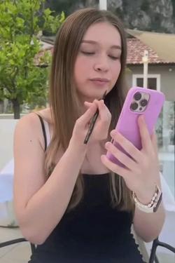 Flipped Chat AI – Chatten mit Julia 19ans 