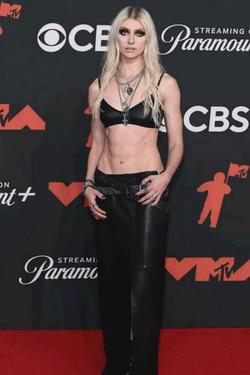 Flipped Chat AI – razgovarajte s Taylor momsen 