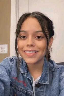 Flipped Chat AI – Chatear con Jenna Marie Ortega López 