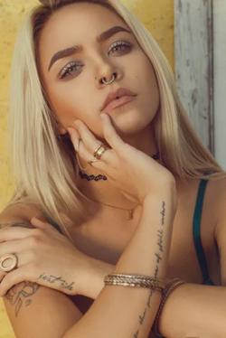 Flipped Chat AI – kalbėkite su Amanda