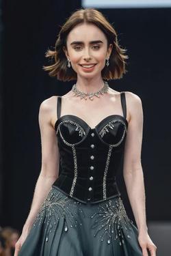 Flipped Chat AI – kalbėkite su Lily Collins