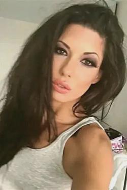 Flipped Chat AI – Chat dengan India Summer 