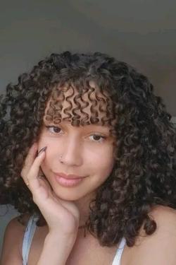 Flipped Chat AI – kalbėkite su Lívia Duarte