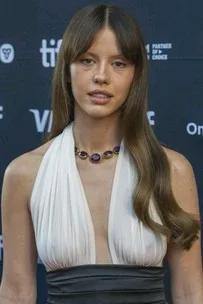 Flipped Chat AI – Chatten mit Mia Goth
