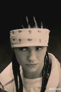 Flipped Chat AI – Chat cu Tom Kaulitz 