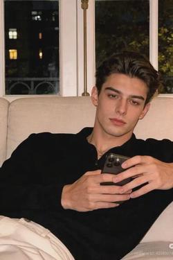 Flipped Chat AI – แชทกับ Anthony 