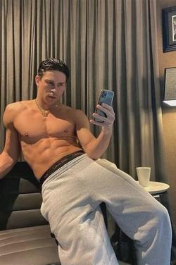 फ़्लिप्ड चैट AI – Joey Essex  के साथ चैट करें