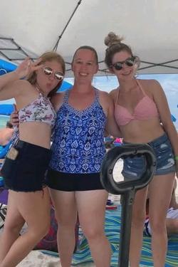 Flipped Chat AI – Чат с Mandie and daughters 