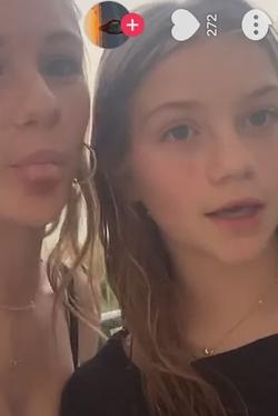 Flipped Chat AI – Чат с Maddie and Abby