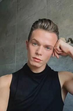 Flipped Chat AI – Discuter avec Callen Morel