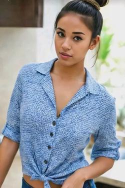 Flipped Chat AI – Чат с Monique Hayes