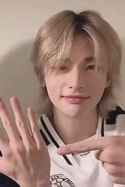 Flipped Chat AI – Chatear con Hwang Hyunjin 