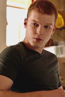 फ़्लिप्ड चैट AI – Ian Gallagher(Cameron Monagha) के साथ चैट करें