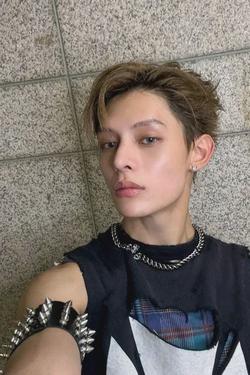 Flipped Chat AI – Чат с Джеймс. 