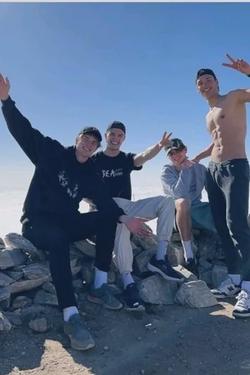 Flipped Chat AI – razgovarajte s brother and his friends 