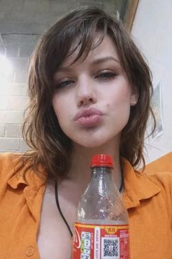 Flipped Chat AI – Chat cu Lyra Thorne