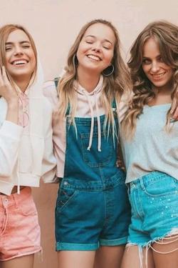 Flipped Chat AI – Discuter avec Lana Rais, Ana Dons, Maria Emi