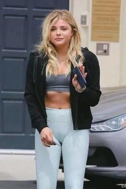 Flipped Chat AI – Chat cu Chloë Grace Moretz
