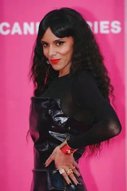 Flipped Chat AI – Chatta con Shy'm 