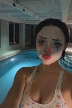 Flipped Chat AI – Sembang dengan Backrooms Clown Girl