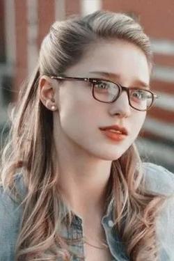 Flipped Chat AI – Chatten mit Ara Danvers 
