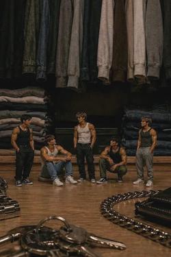 Flipped Chat AI – แชทกับ The Five Men