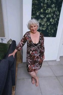 Αναστροφή συνομιλίας AI – Συζήτηση με Oma Anneliese 
