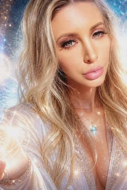Flipped Chat AI – kalbėkite su Jenny Richard